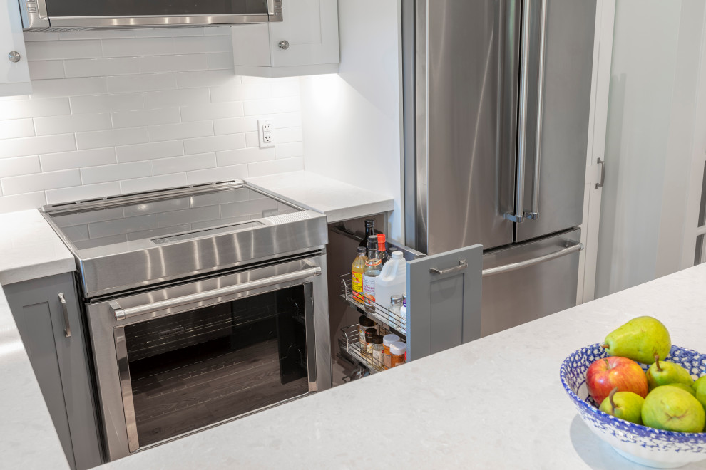Kitchen - transitional kitchen idea in Toronto