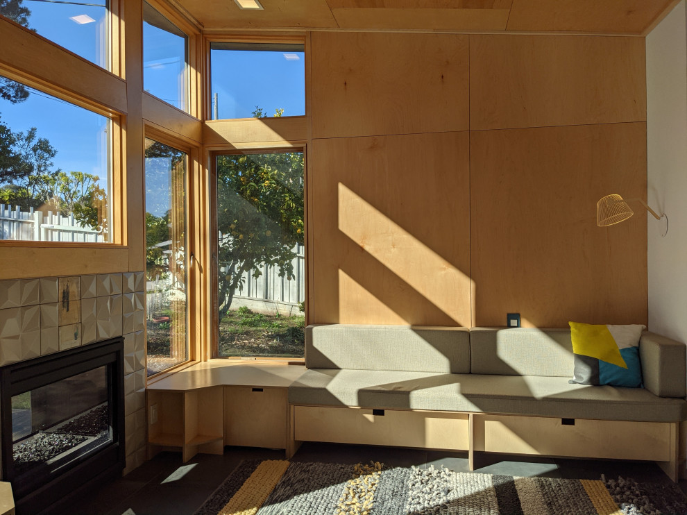 Cette image montre une petite salle de séjour design en bois ouverte avec un mur beige, un sol en carrelage de porcelaine, une cheminée double-face, un manteau de cheminée en carrelage, un sol gris et un plafond en bois.