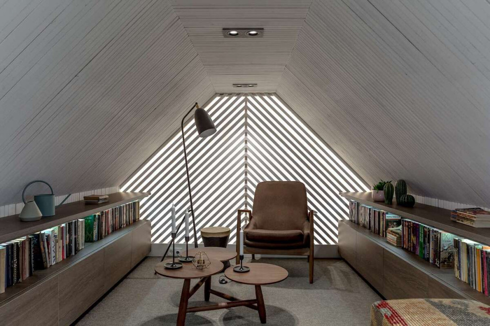 Cette image montre un grand salon gris et blanc traditionnel ouvert avec une bibliothèque ou un coin lecture, un mur blanc, moquette, un sol multicolore, un plafond en lambris de bois et du lambris de bois.