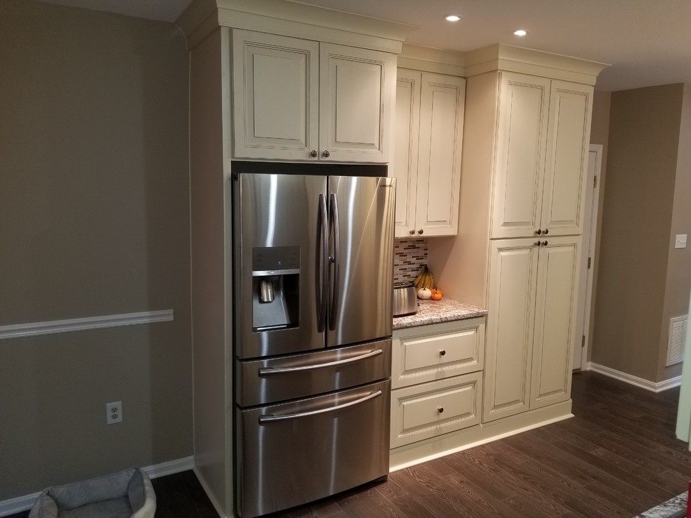 Example of a transitional kitchen design in DC Metro