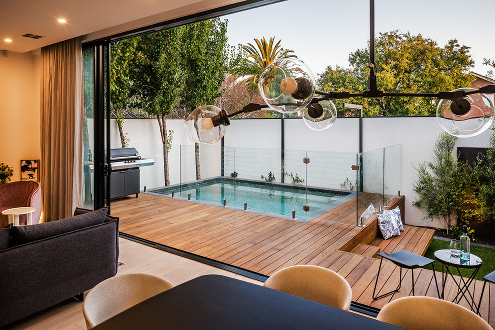Small contemporary backyard deck in Melbourne.