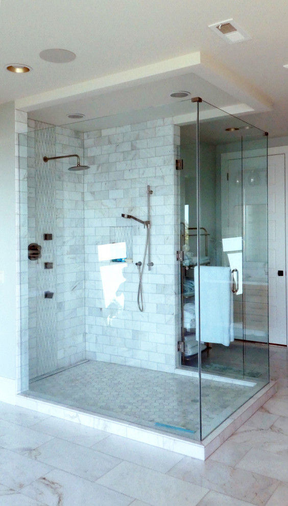 Idéer för ett stort modernt en-suite badrum