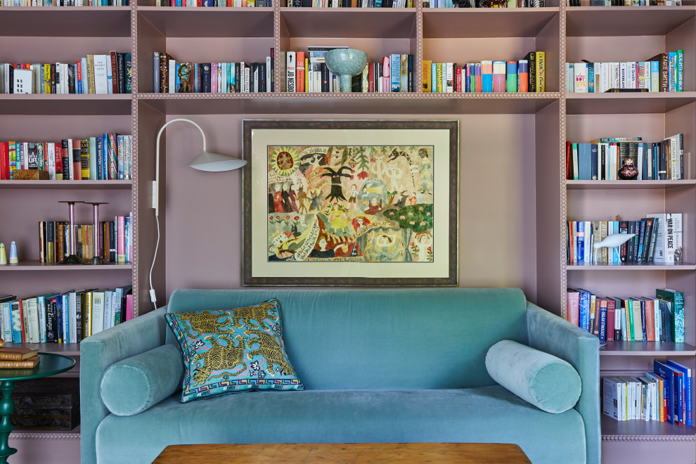 Großes, Repräsentatives, Fernseherloses, Abgetrenntes Klassisches Wohnzimmer mit rosa Wandfarbe, dunklem Holzboden, Kamin, Kaminumrandung aus Stein und braunem Boden in London