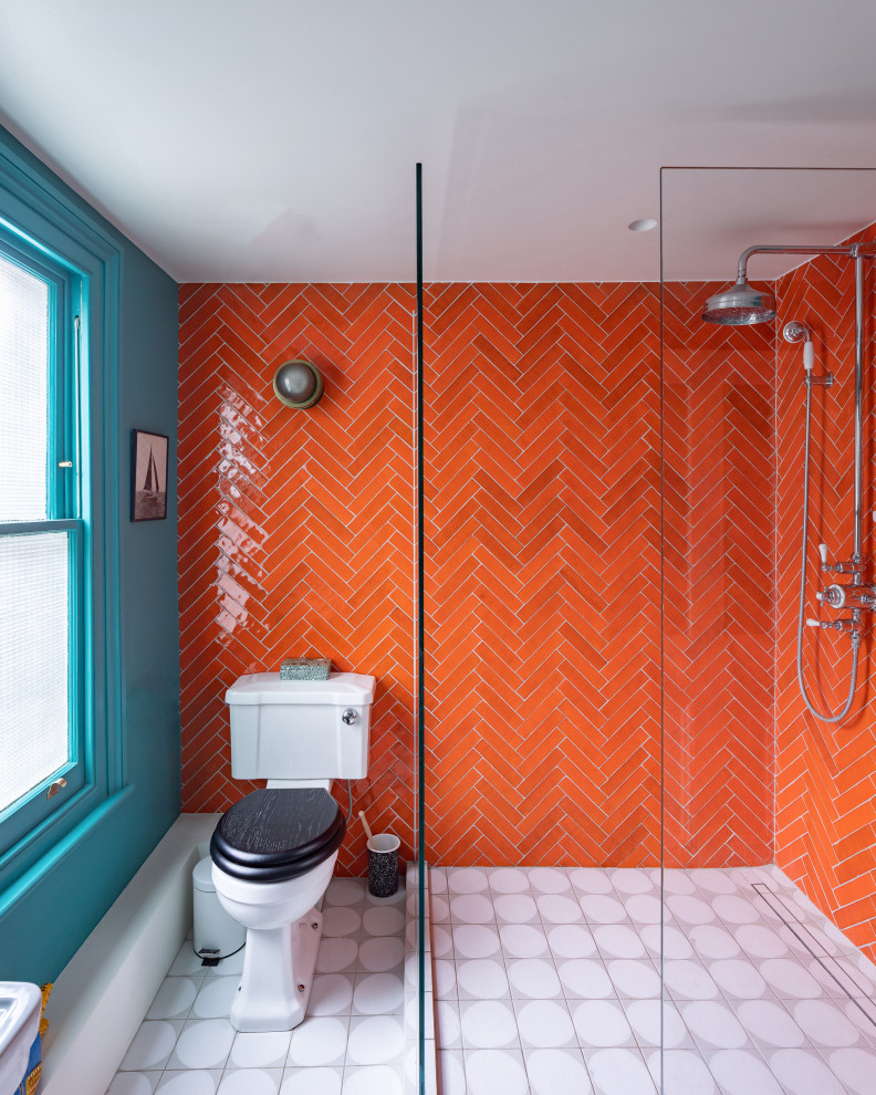Пример оригинального дизайна: детская ванная комната среднего размера в стиле фьюжн с оранжевой плиткой, тумбой под одну раковину и подвесной тумбой