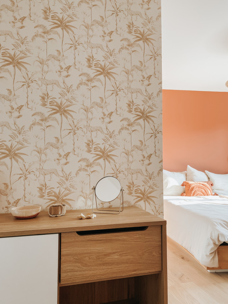 На фото: гостевая спальня среднего размера, (комната для гостей), в белых тонах с отделкой деревом в стиле модернизм с розовыми стенами, светлым паркетным полом и обоями на стенах