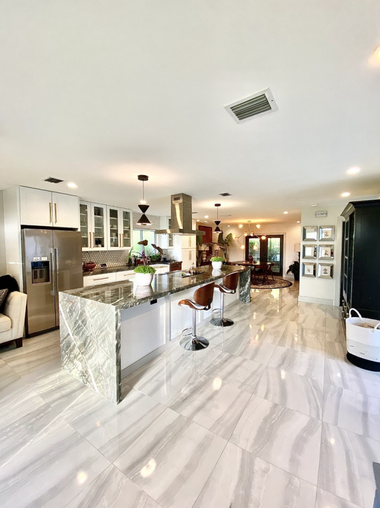 This is an example of a contemporary home bar in Tampa.