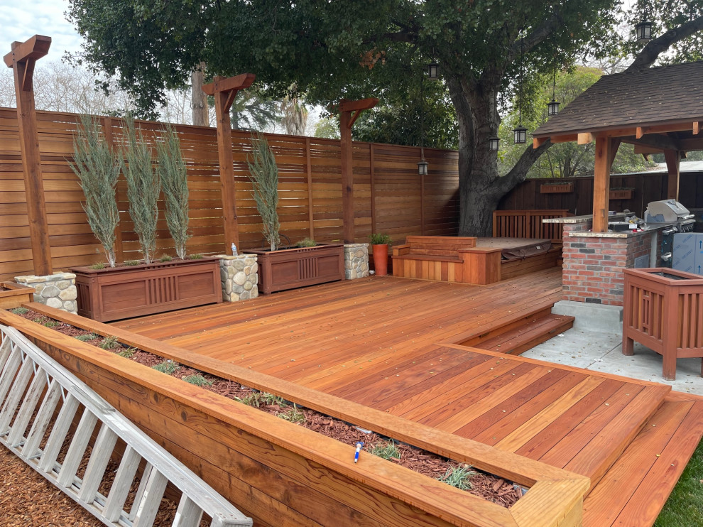 Outdoor Kitchen & Deck