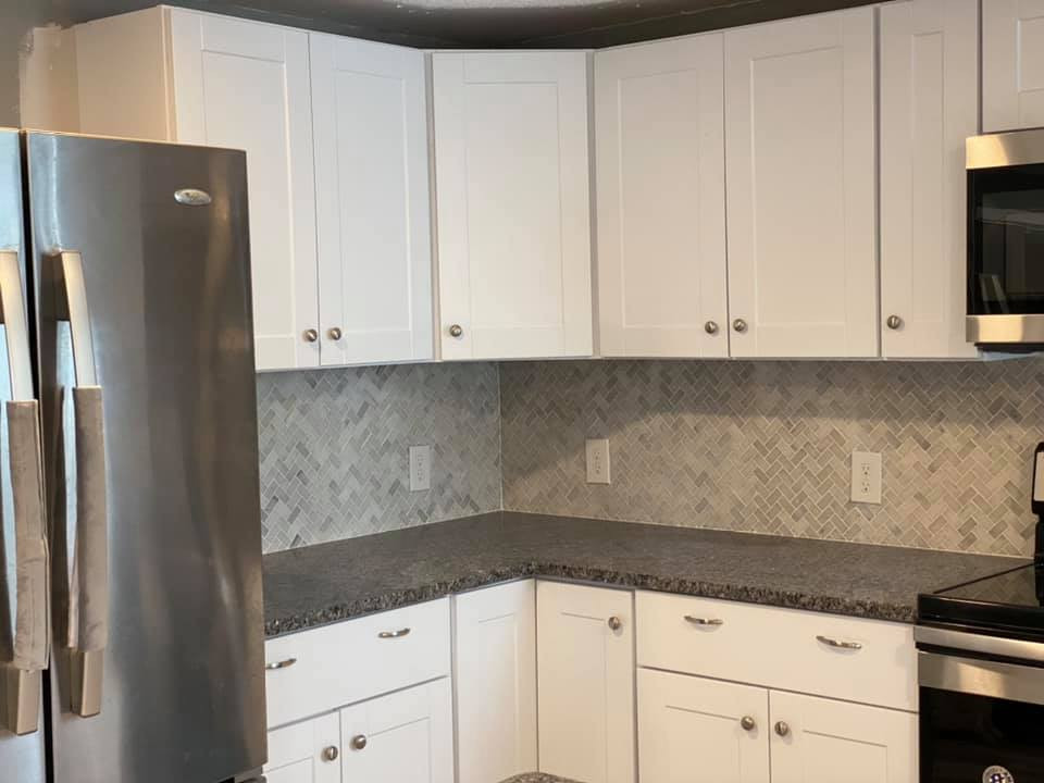 Exempel på ett stort modernt grå grått kök, med en enkel diskho, skåp i shakerstil, vita skåp, granitbänkskiva, grått stänkskydd, stänkskydd i marmor, rostfria vitvaror, vinylgolv, en halv köksö och grått golv