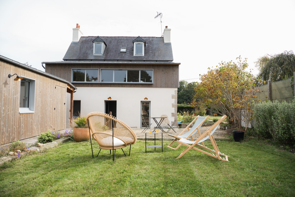 Inspiration pour une grande terrasse arrière marine avec un point d'eau, des pavés en pierre naturelle et une extension de toiture.