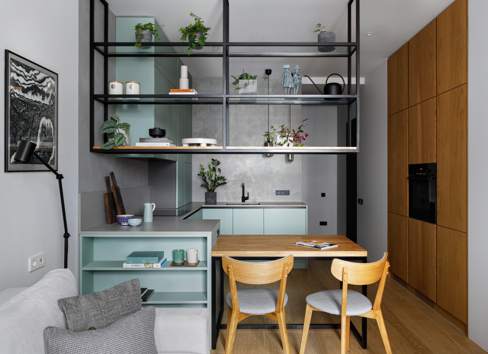Foto di una piccola sala da pranzo aperta verso il soggiorno design con pareti grigie, parquet chiaro e pavimento beige