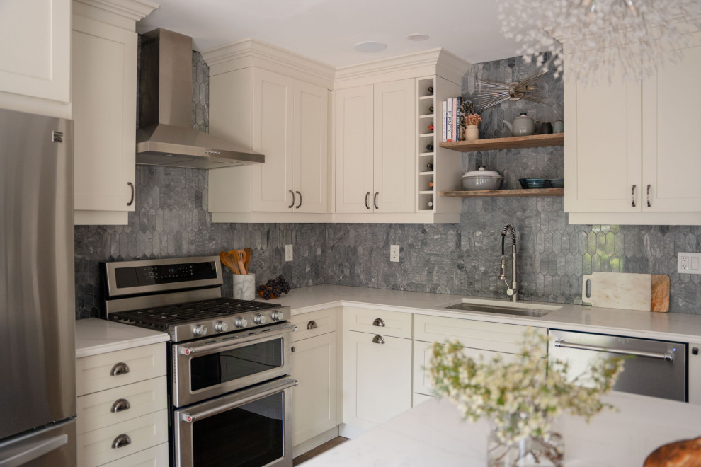 Eat-in kitchen - mid-sized transitional l-shaped dark wood floor and brown floor eat-in kitchen idea in Toronto with an undermount sink, shaker cabinets, white cabinets, quartz countertops, gray backsplash, marble backsplash, stainless steel appliances, an island and multicolored countertops