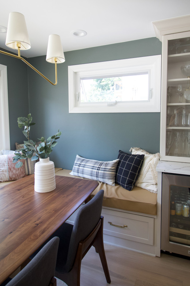 Inspiration pour une salle à manger minimaliste avec parquet clair, un sol marron et un mur bleu.
