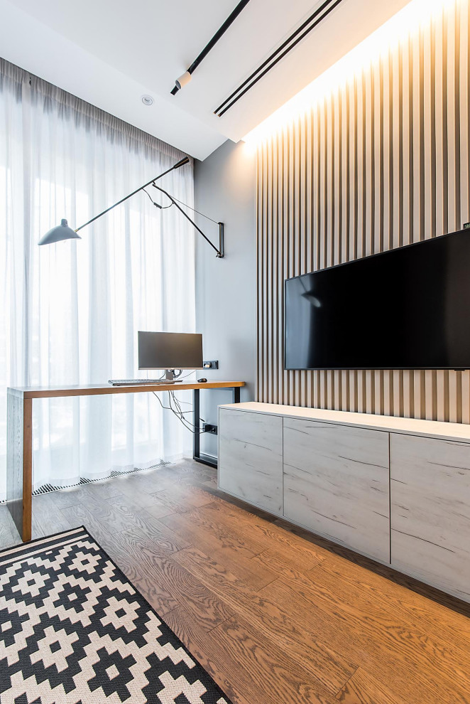Idée de décoration pour un bureau bohème de taille moyenne avec un mur multicolore, un sol en bois brun, un bureau indépendant, un sol marron, un plafond décaissé et boiseries.