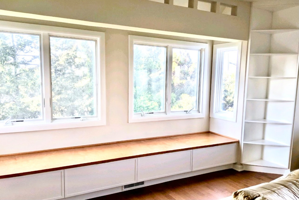 Modelo de sala de estar abierta tradicional renovada grande con paredes beige, suelo de baldosas de cerámica y suelo marrón