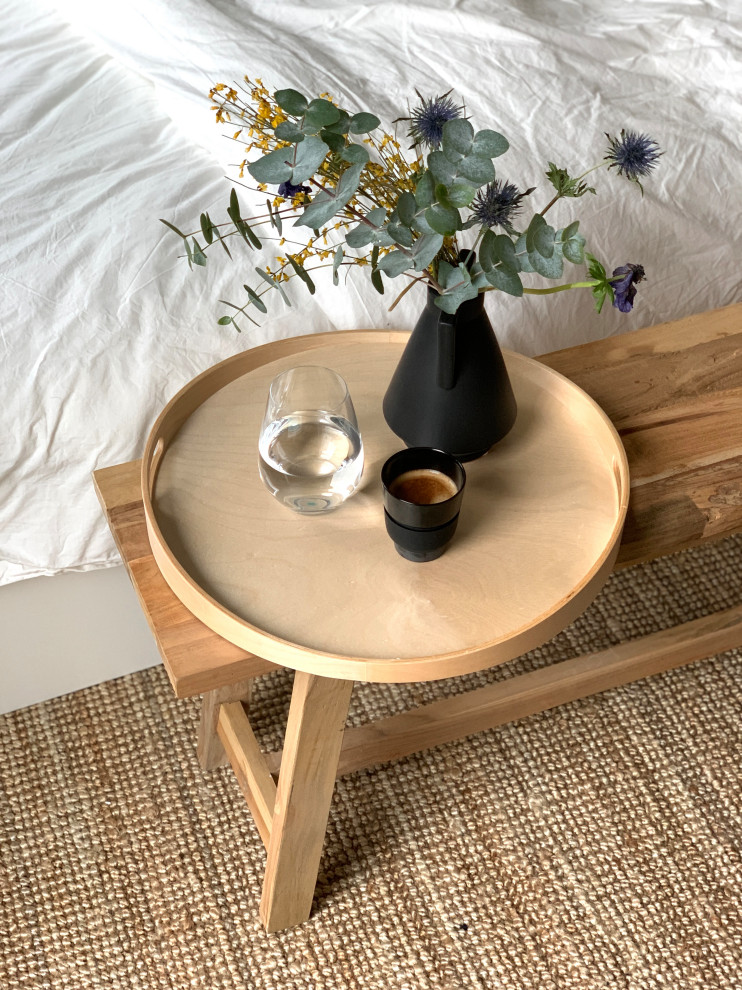 Kleines Eklektisches Gästezimmer mit weißer Wandfarbe, hellem Holzboden und braunem Boden in Düsseldorf