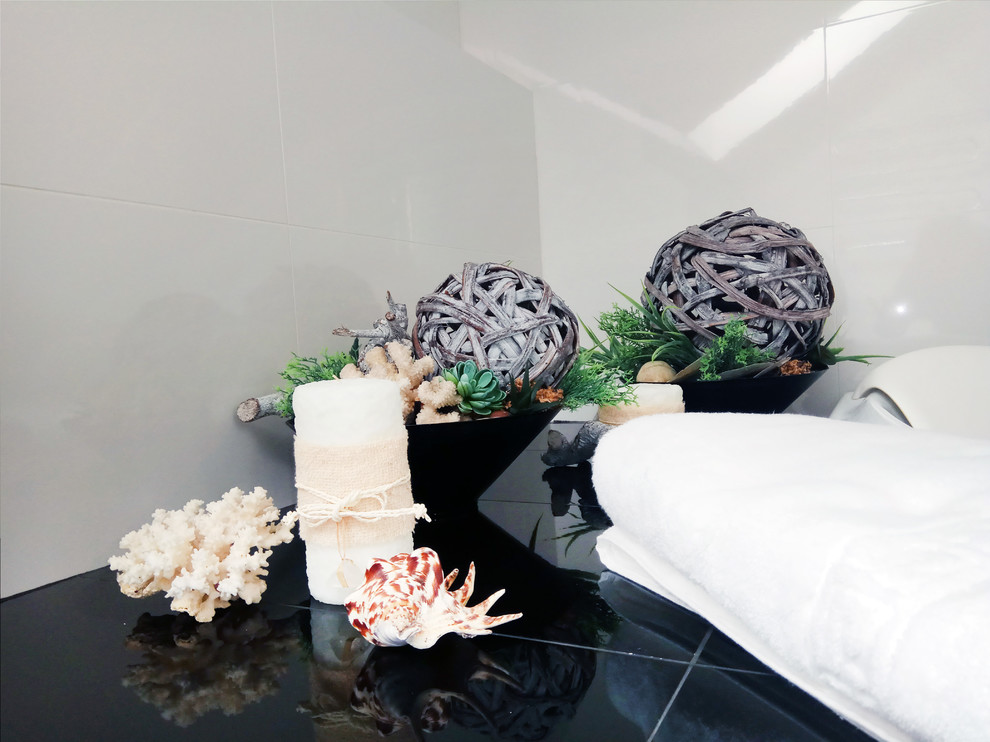 Красная кухня в пригородном поселке