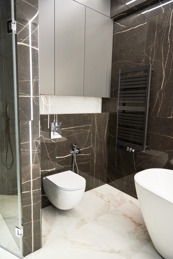 Exempel på ett mellanstort modernt vit vitt en-suite badrum, med släta luckor, gröna skåp, ett fristående badkar, en dusch/badkar-kombination, en vägghängd toalettstol, beige kakel, keramikplattor, beige väggar, klinkergolv i keramik, ett nedsänkt handfat, bänkskiva i akrylsten, beiget golv och med dusch som är öppen