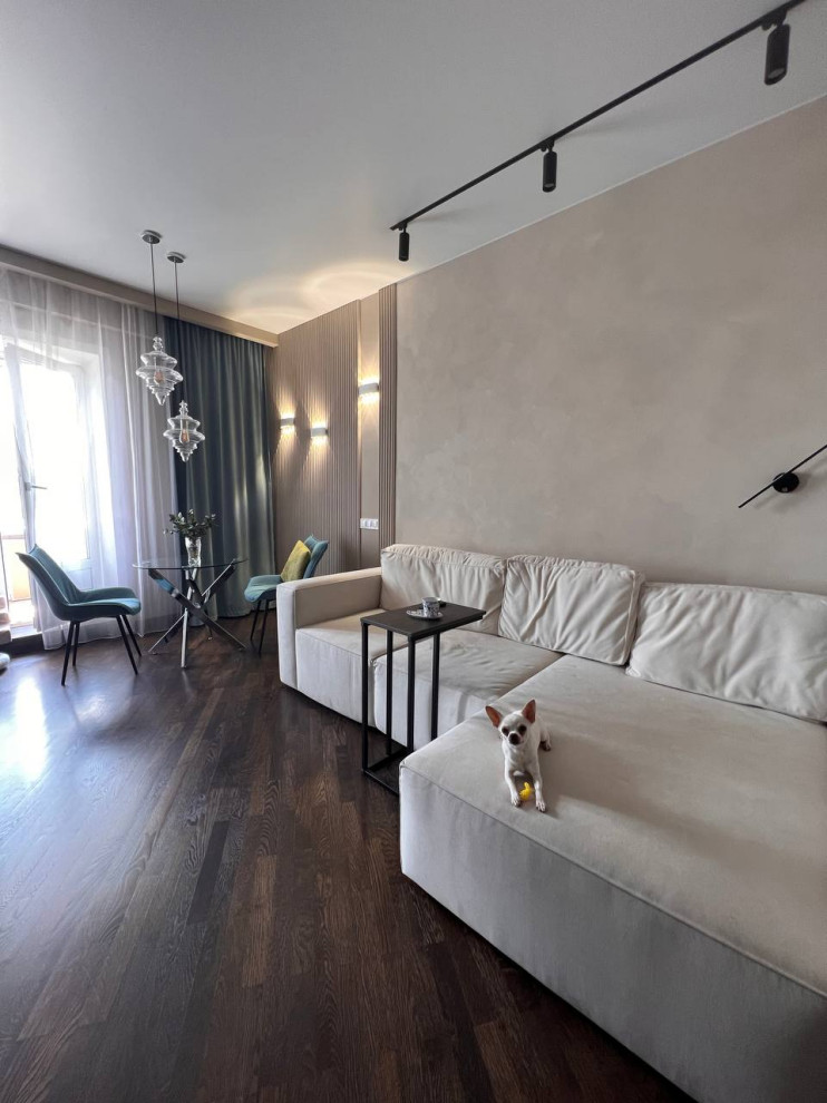 Idée de décoration pour un petit salon blanc et bois tradition avec un mur beige, un sol en bois brun, un téléviseur fixé au mur et un sol marron.