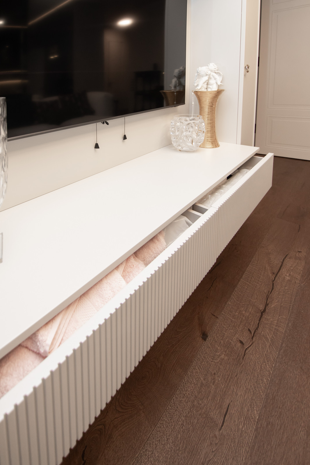 Стеллаж в гостиную для оформления ТВ-зоны