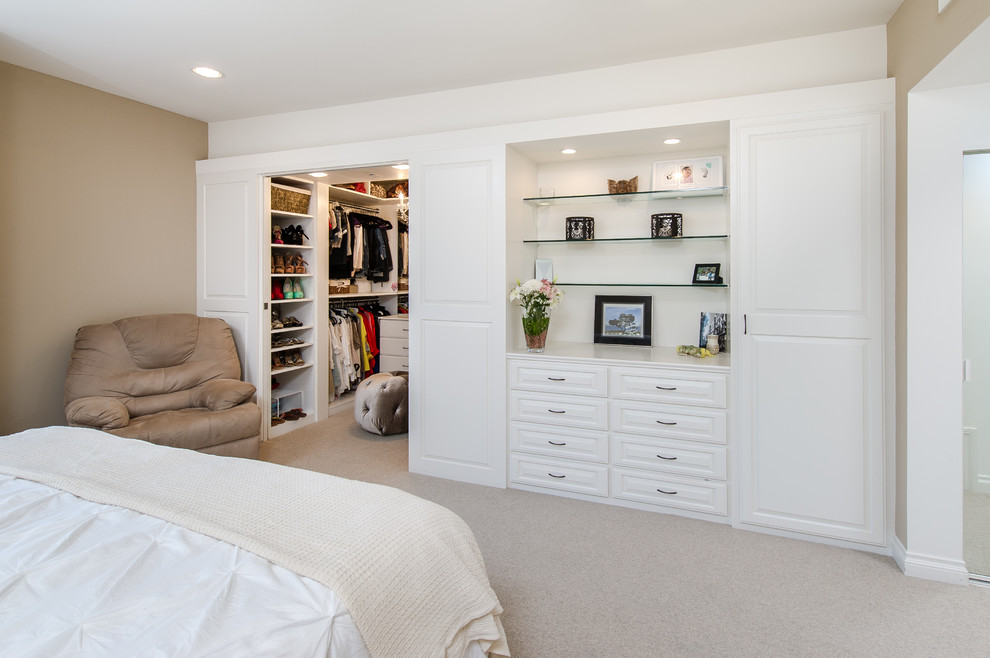 Inspiration for a small traditional master bedroom in Los Angeles with beige walls and carpet.
