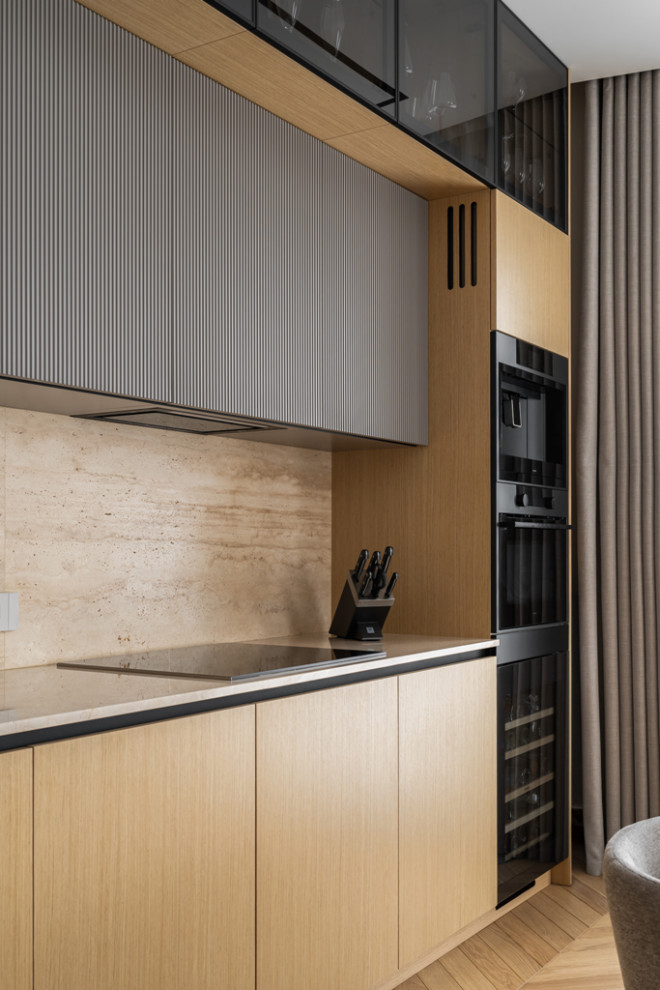 Современная кухня с фасадами из натурального шпона