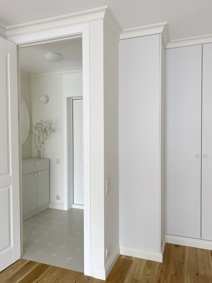 Ejemplo de salón para visitas cerrado y gris y blanco clásico renovado pequeño sin chimenea con paredes beige, suelo de madera en tonos medios, televisor colgado en la pared y suelo beige
