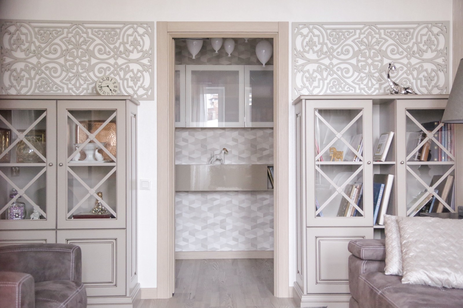 Пудровые оттенки и элегантная геометрия.