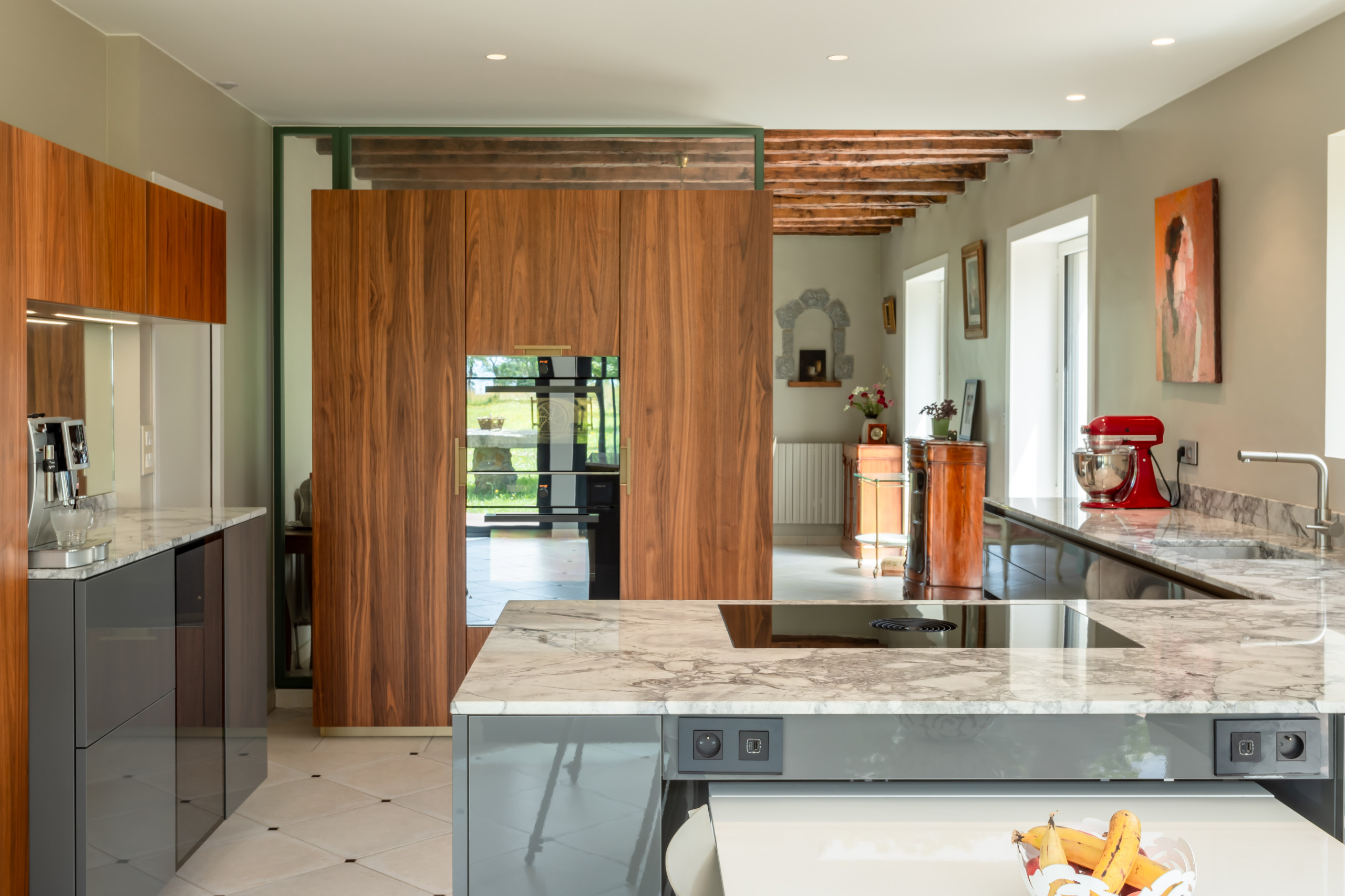 Rénovation d'une cuisine ouverte et chambre multifonction avec bureau intégré