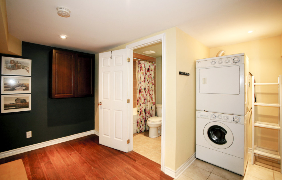 Ejemplo de sótano con ventanas blanco bohemio de tamaño medio con paredes multicolor, suelo marrón y suelo de baldosas de cerámica