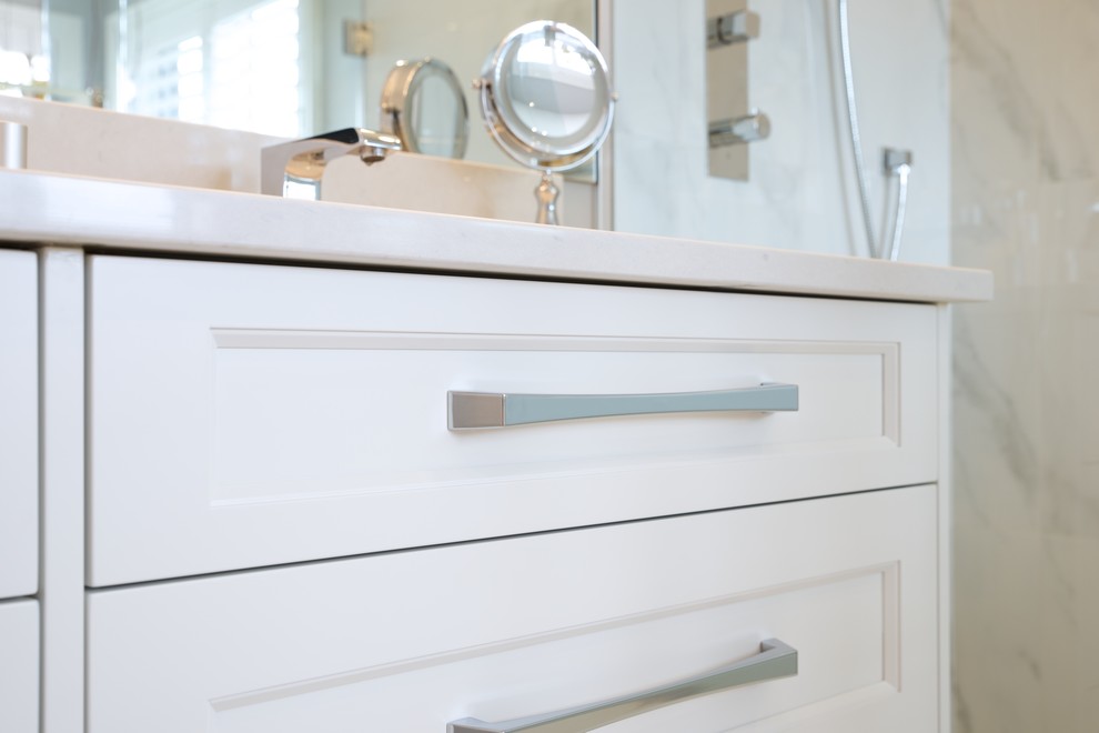 Home design - transitional home design idea in Toronto