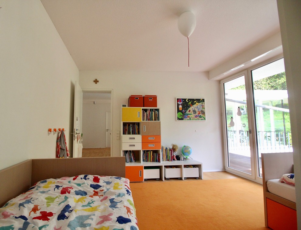Photo of a mid-sized contemporary gender-neutral kids' bedroom for kids 4-10 years old in Stuttgart with white walls, linoleum floors and yellow floor.