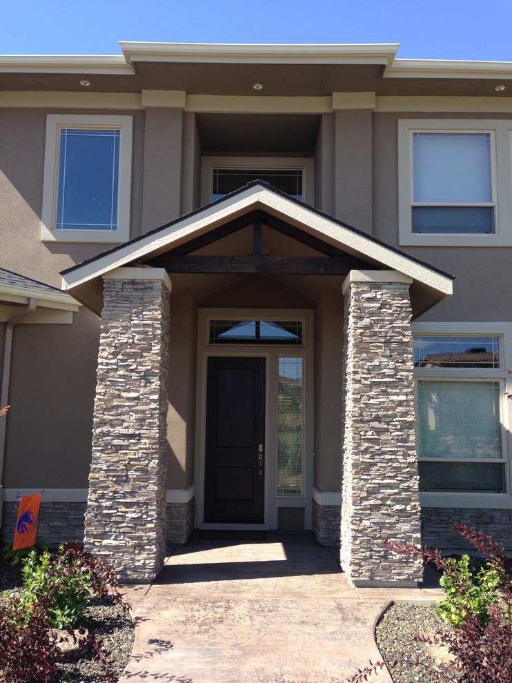 Transitional entryway photo in Boise