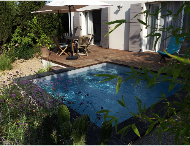 Jardin &eacute;cologique int&eacute;grant une micro piscine carr&eacute;e minimalistisch-garten