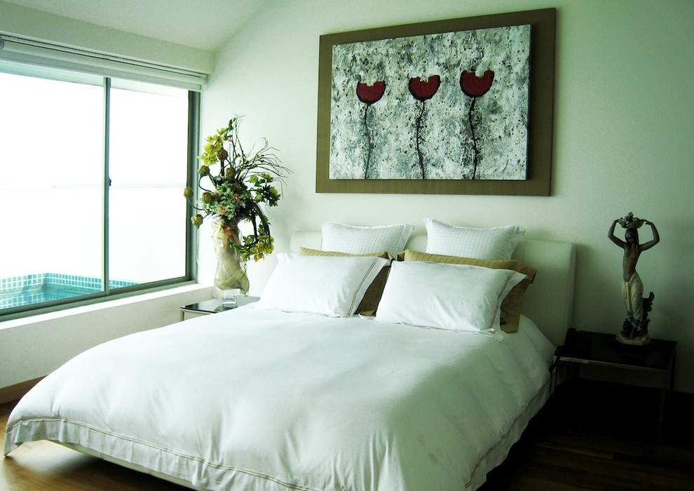 Diseño de habitación de invitados contemporánea grande con paredes beige y suelo de madera clara