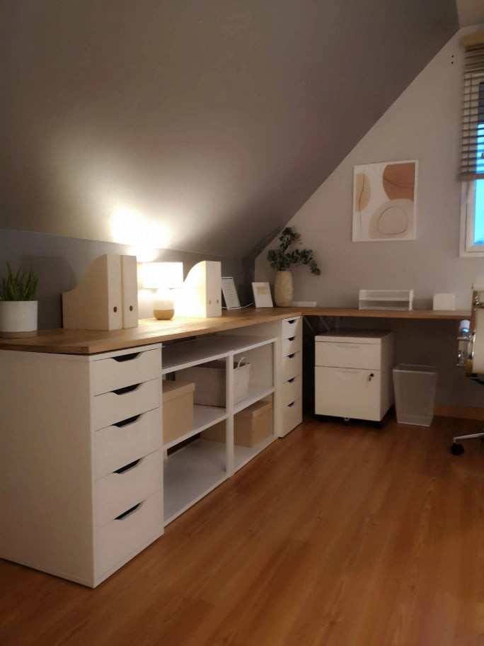 Foto di un ufficio scandinavo di medie dimensioni con pareti grigie, parquet chiaro e scrivania autoportante