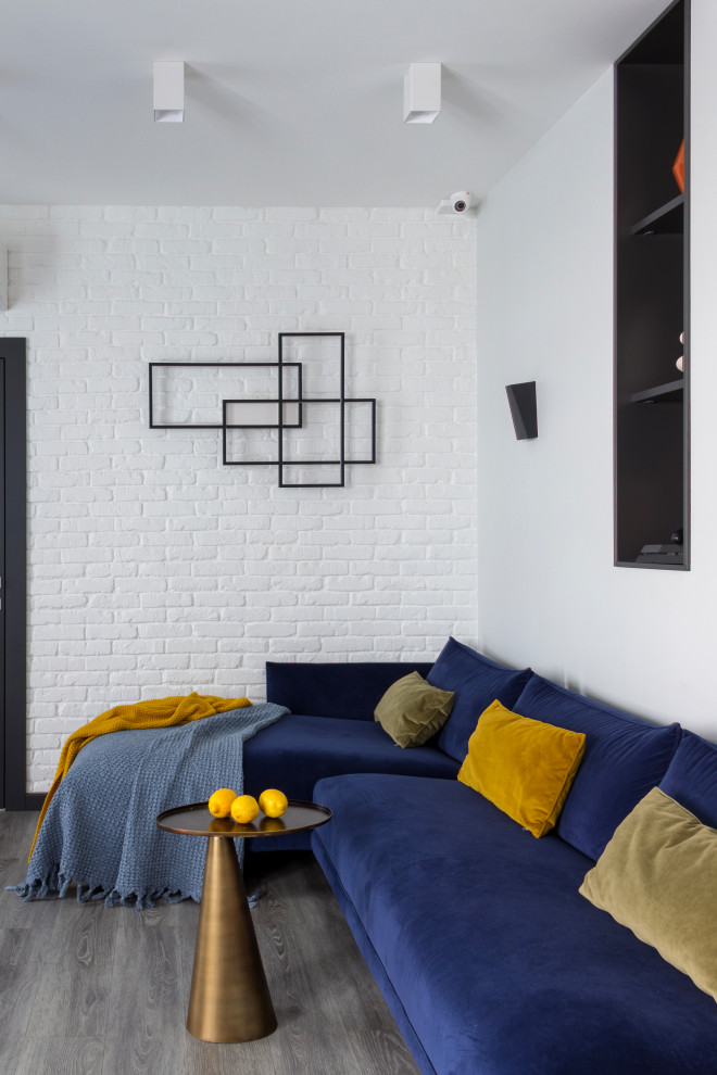 Гостиная с синим диваном