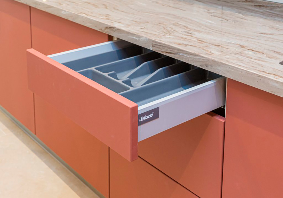 Кухня с островом для загородного дома