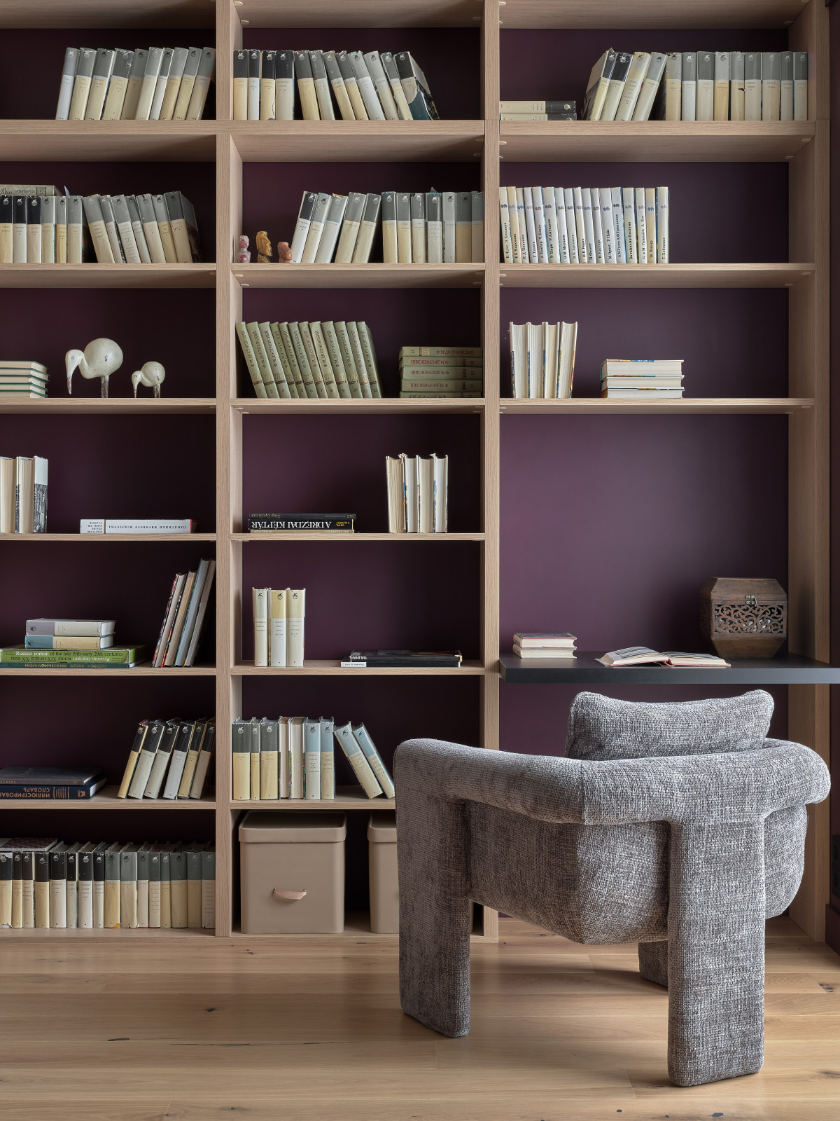 Современный интерьер с фиолетовыми акцентами