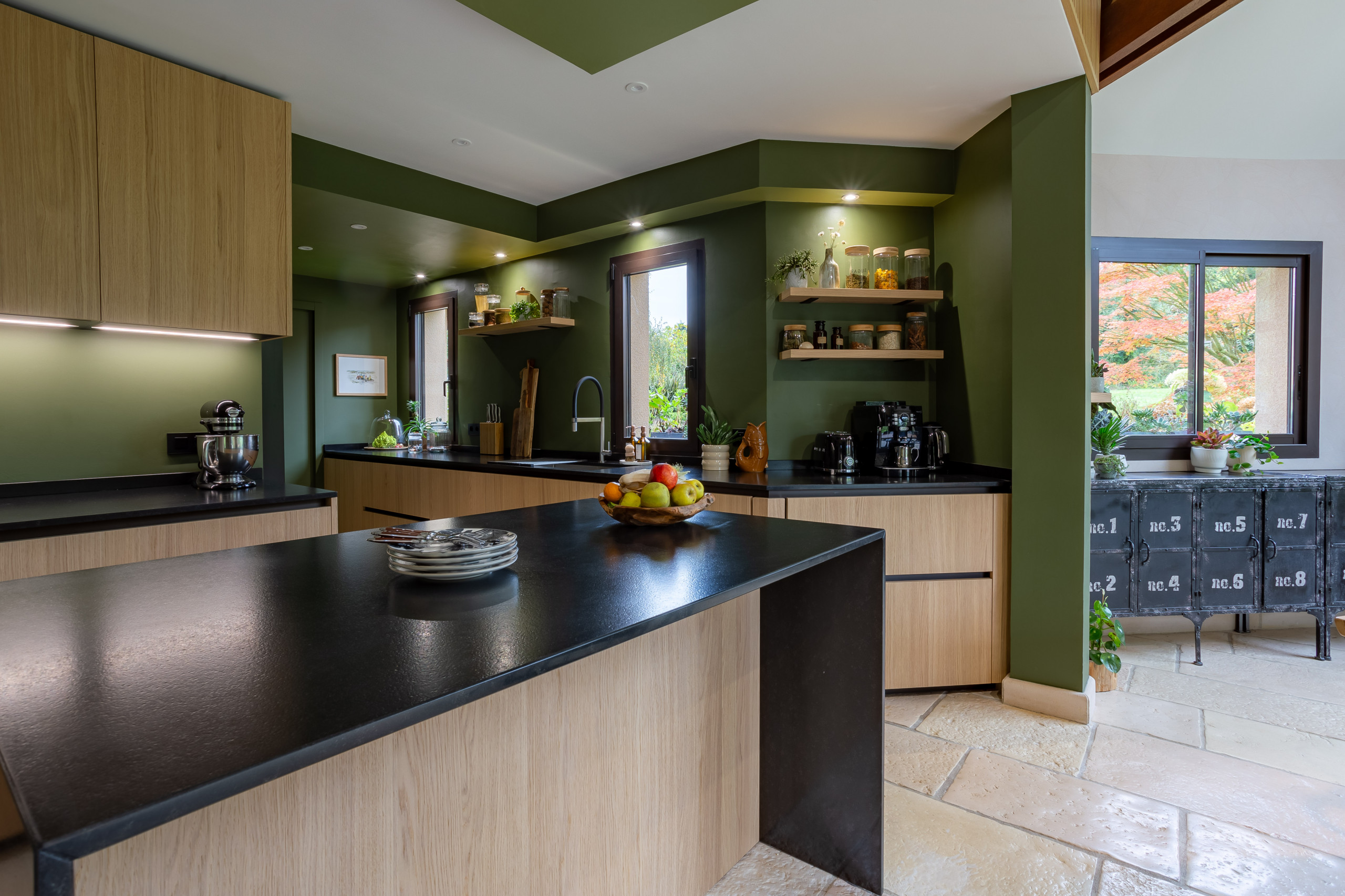 Réalisation d'une cuisine en bois dans un écrin végétal