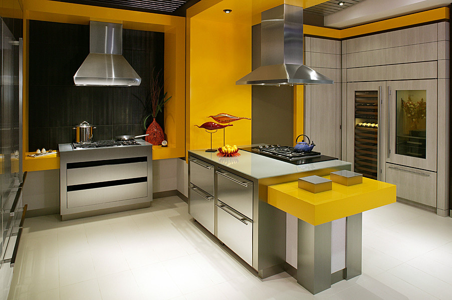 Kitchen - eclectic kitchen idea in Chicago