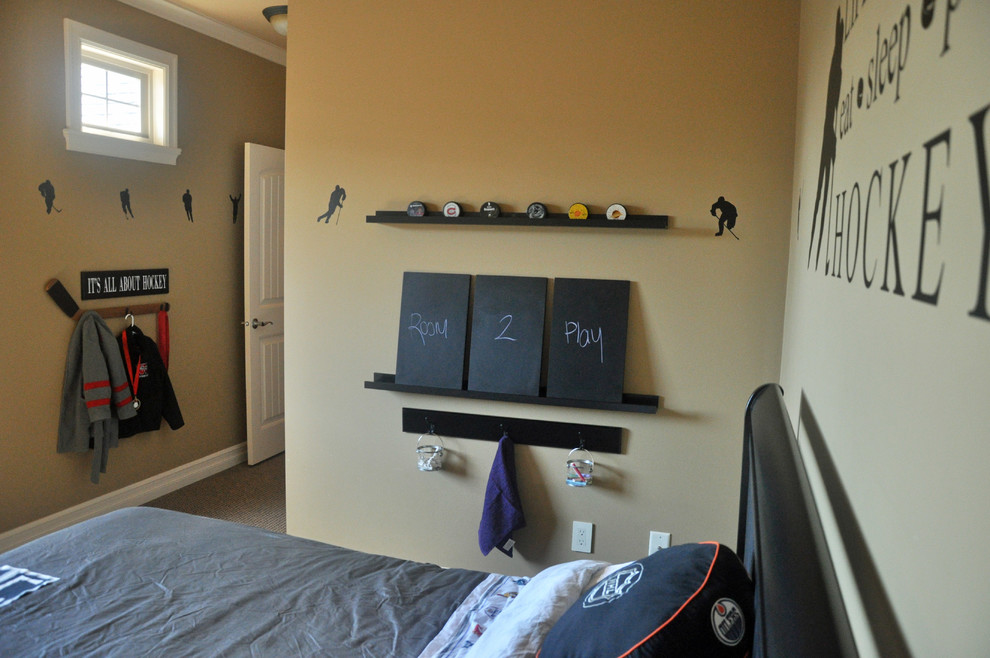 Design ideas for a mid-sized transitional kids' bedroom for kids 4-10 years old and boys in Vancouver with beige walls.