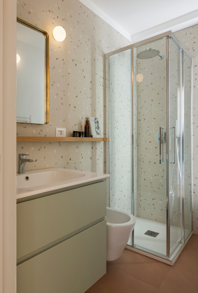 Exempel på ett litet modernt vit vitt badrum med dusch, med släta luckor, gröna skåp, en hörndusch, en toalettstol med separat cisternkåpa, porslinskakel, ett avlångt handfat, rött golv och dusch med skjutdörr