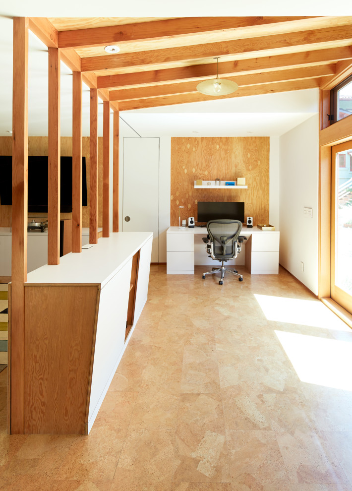 Идея дизайна: маленькая домашняя мастерская в современном стиле с пробковым полом, встроенным рабочим столом, сводчатым потолком и деревянными стенами для на участке и в саду