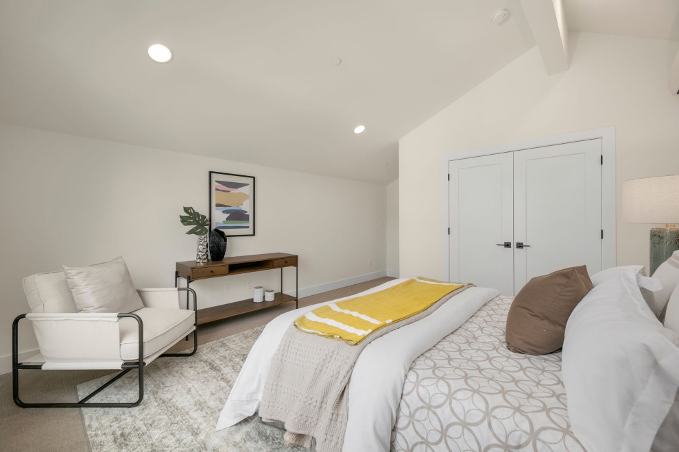 Esempio di una grande camera da letto country con pareti bianche, moquette e pavimento beige