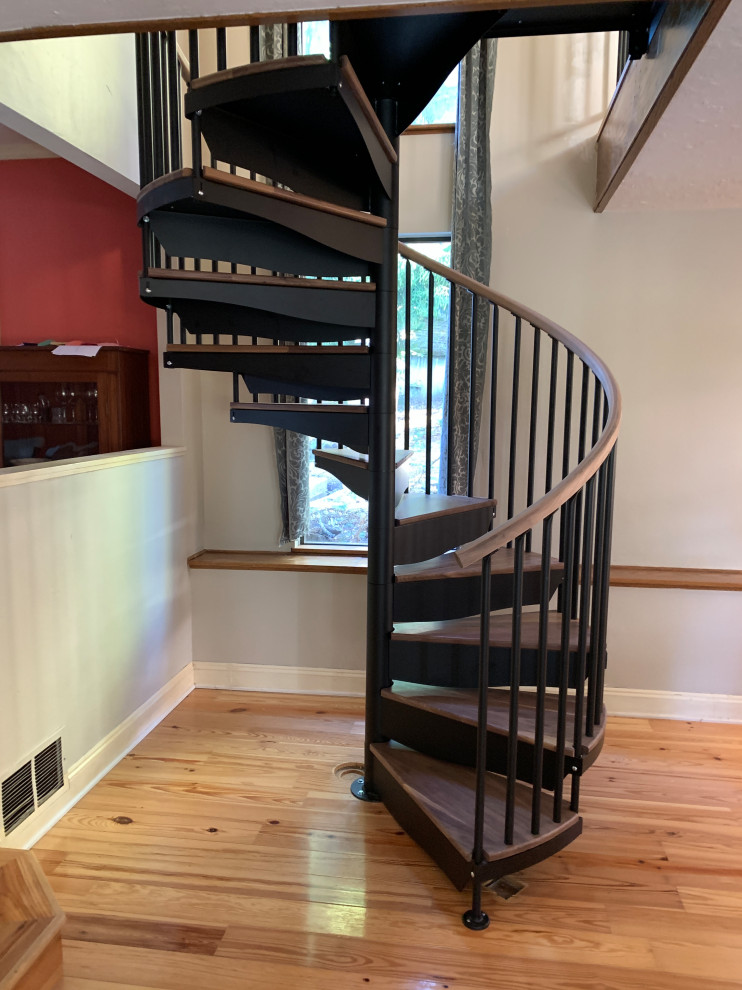 Свежая идея для дизайна: винтовая металлическая лестница среднего размера в стиле кантри с деревянными ступенями и перилами из смешанных материалов - отличное фото интерьера