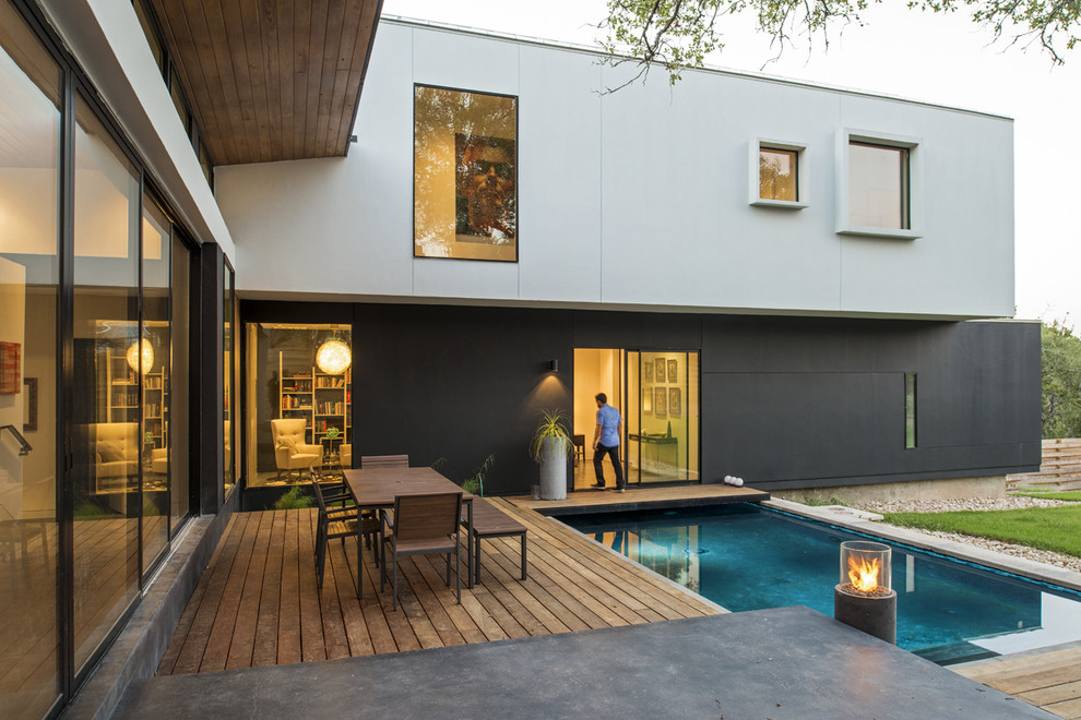 Contemporary two-storey exterior in Austin with a flat roof.
