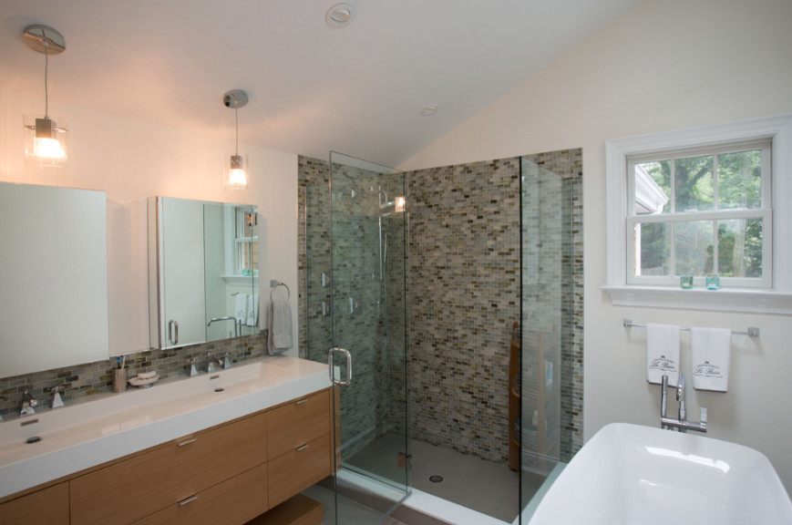 Exemple d'une salle de bain principale moderne en bois brun de taille moyenne avec un placard à porte plane, une baignoire posée, un espace douche bain, un mur blanc, un lavabo encastré, un plan de toilette en quartz modifié, une cabine de douche à porte battante, meuble double vasque et meuble-lavabo encastré.