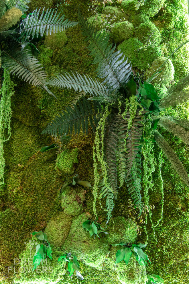 Авторское панно из стабилизированного мха на лоджии в квартире