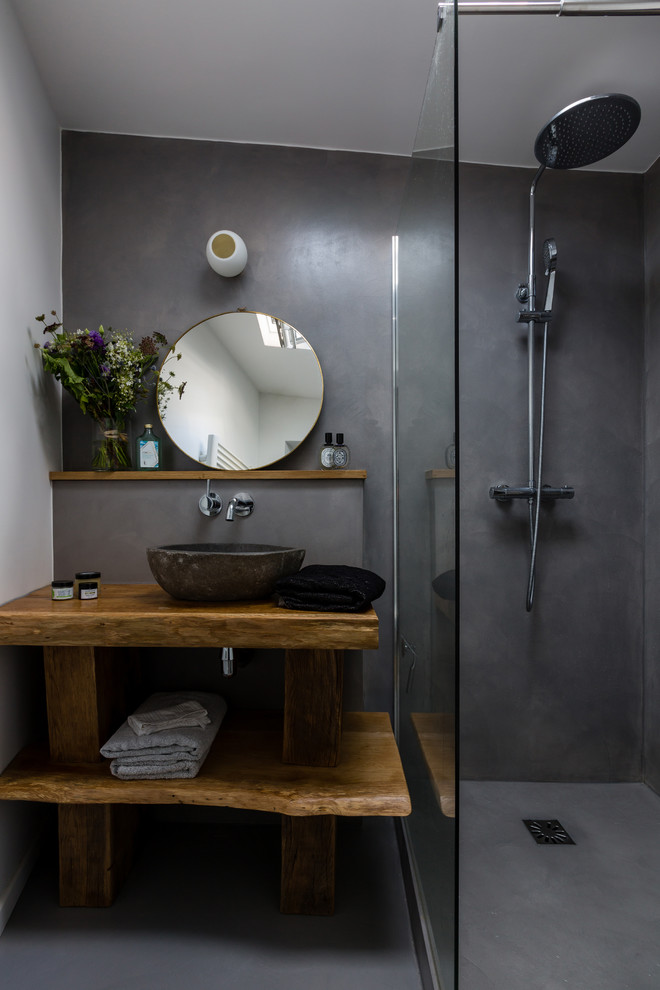 Cette image montre salle de bain in bois brun With une douche à l'italienne, un mur gris, sol en béton ciré, un plan de toilette en bois, un sol gris, un placard sans porte, une vasque, aucune cabine and un plan de toilette marron.