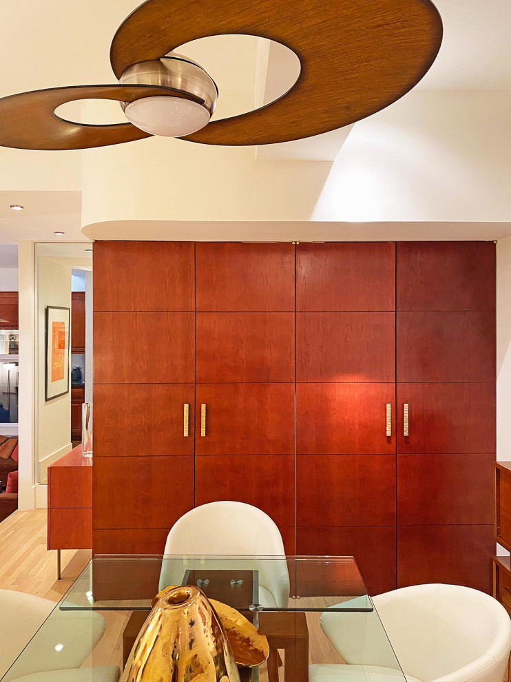 Ispirazione per una grande sala da pranzo aperta verso la cucina minimalista con pareti bianche, pavimento in legno massello medio, pavimento bianco e travi a vista